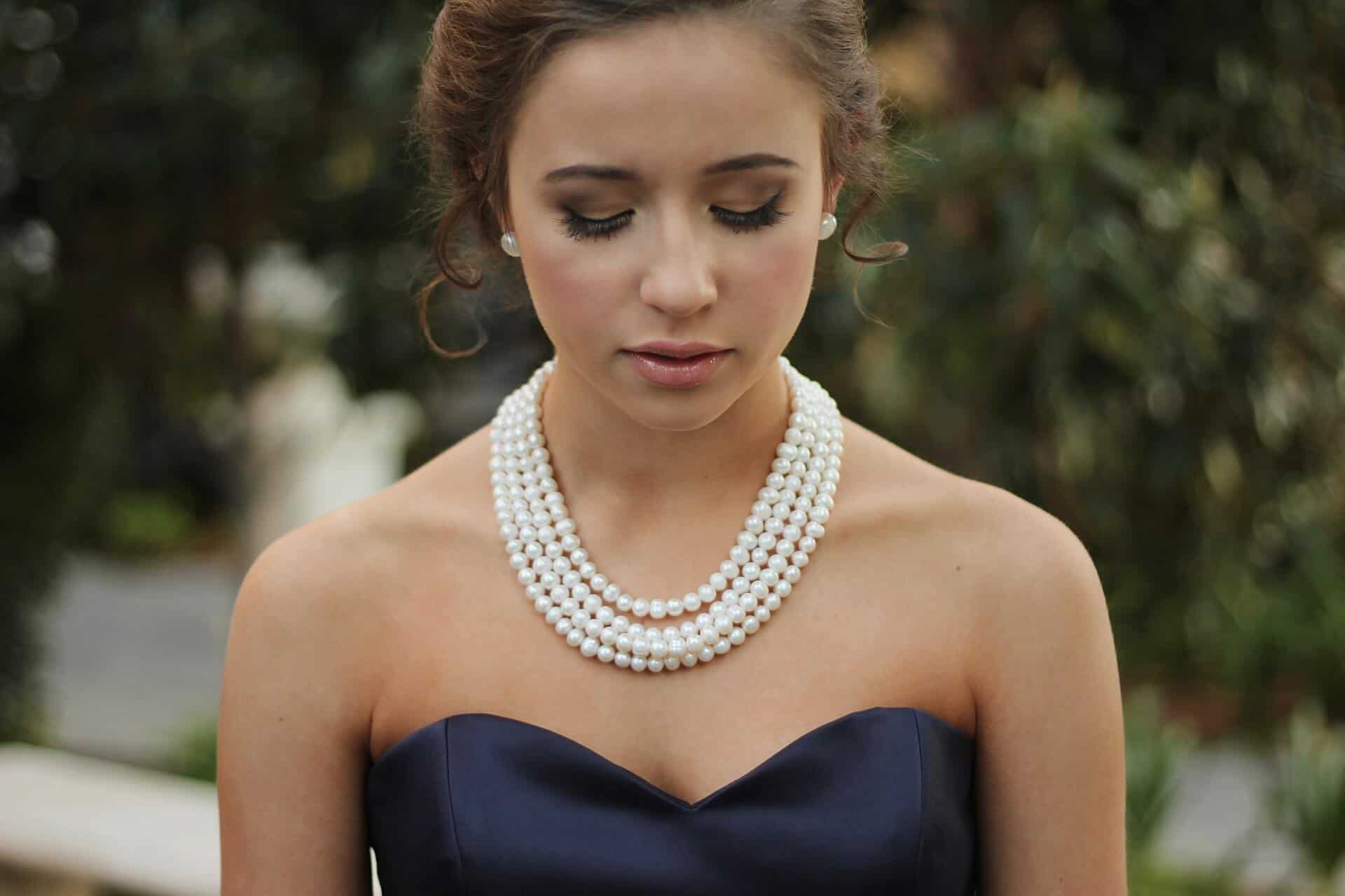 How to wear a pearl necklace | Jewelry 