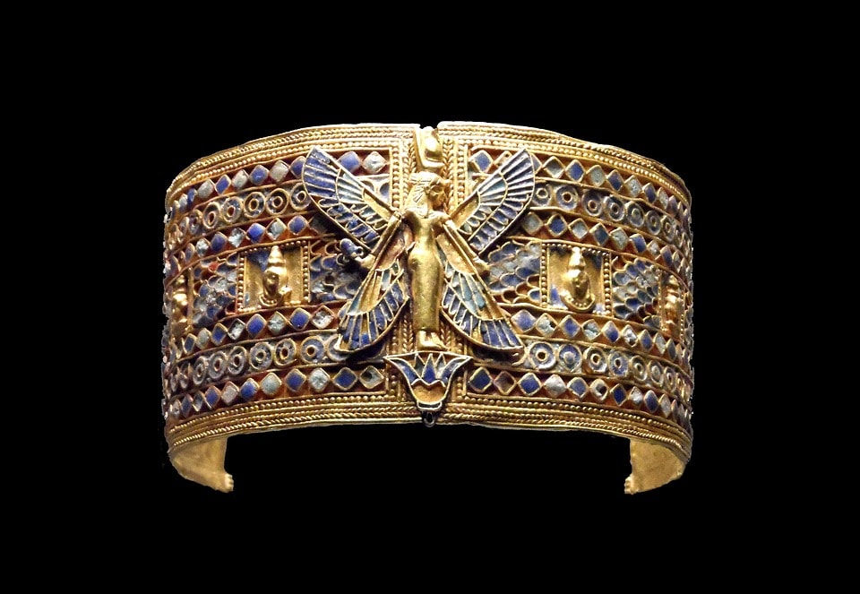 Treasures of ancient Egypt - Bracelet of Queen Ahhotep I This bracelet of  Queen Ahhotep I is formed with two semicircles. Gold and lapis-lazuli were  used to create its beautiful two-color decoration.